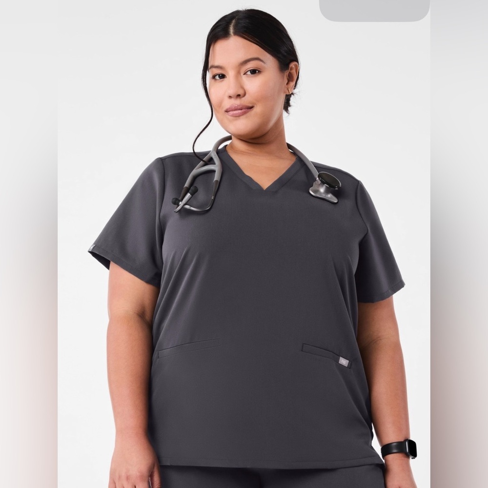 FIGS Casma Three-Pocket Scrub Top 3X Charcoal